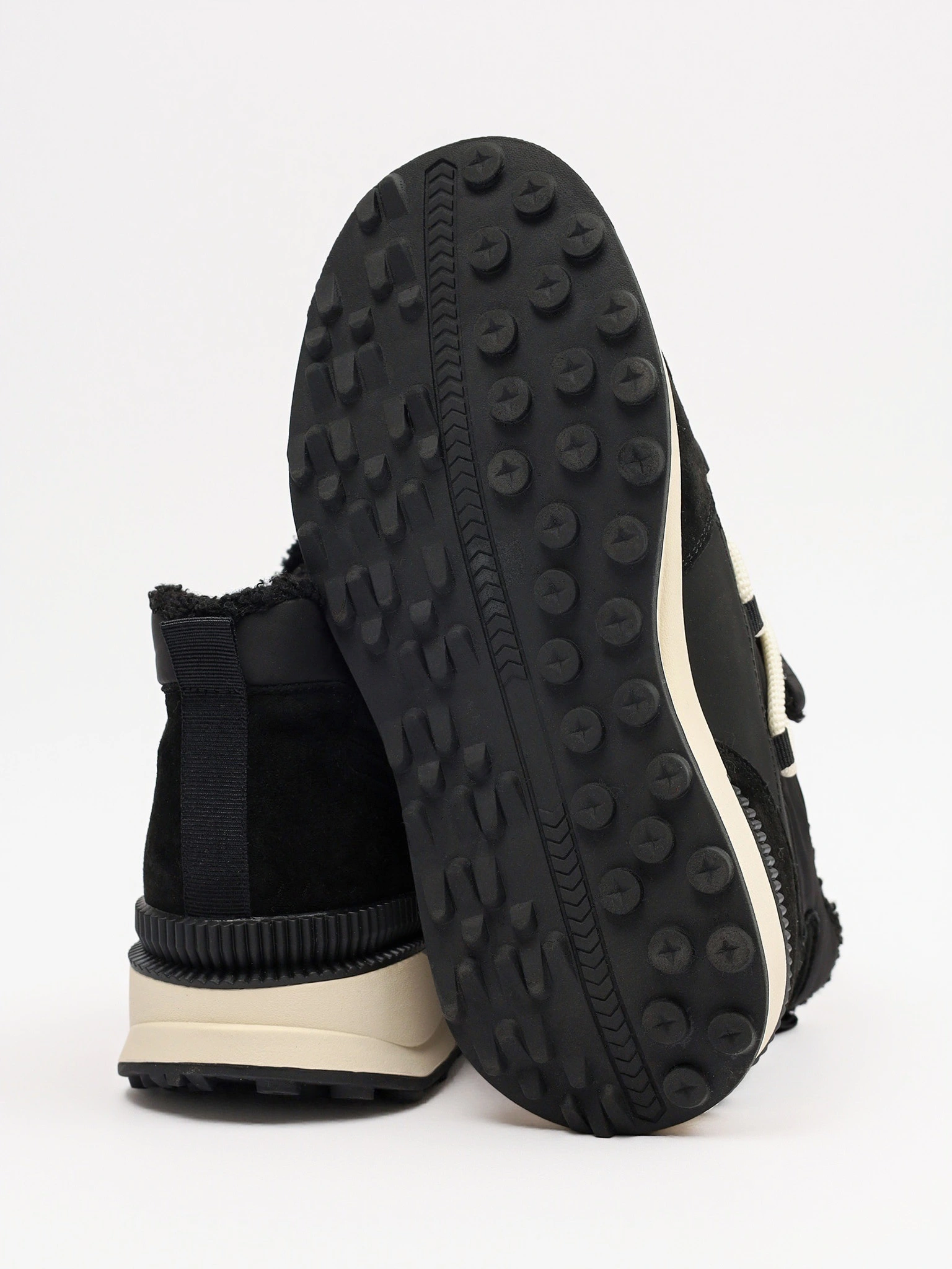 Ботинки комбинированные черного цвета на контрастной средней подошве